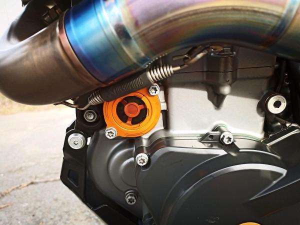 Ölfilterdeckel links mit Schauglas  passend für KTM 690 SMC R Enduro Duke